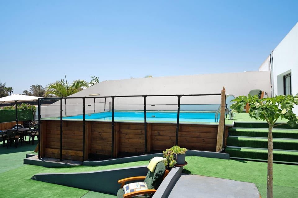 Property building, Balcony/Terrace, Living room, Swimming pool