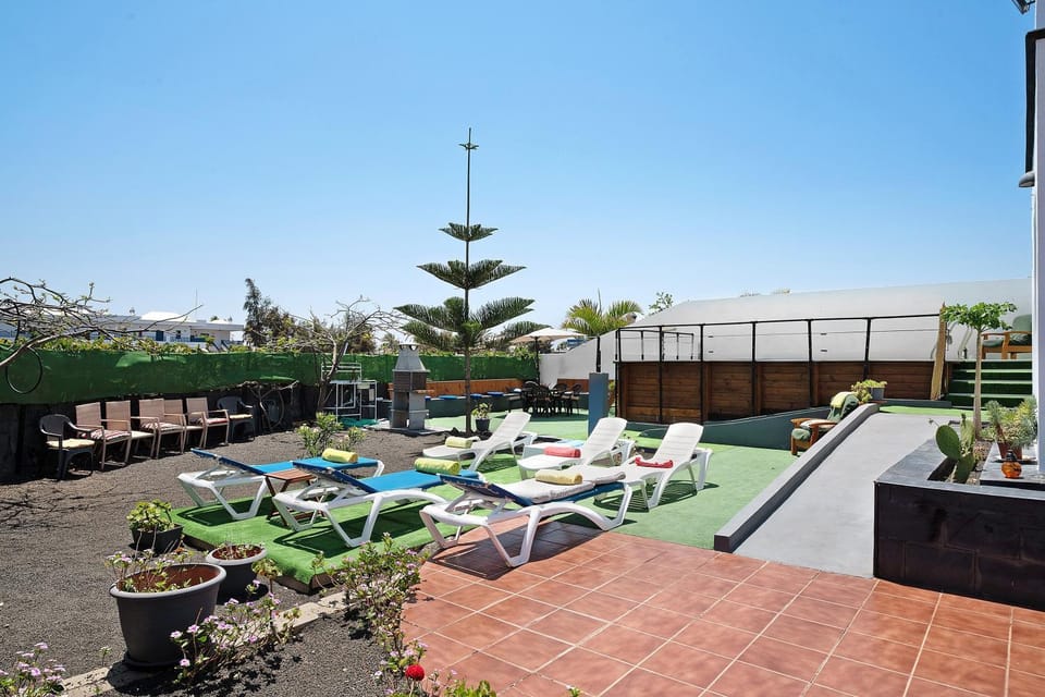 Property building, Balcony/Terrace, Living room