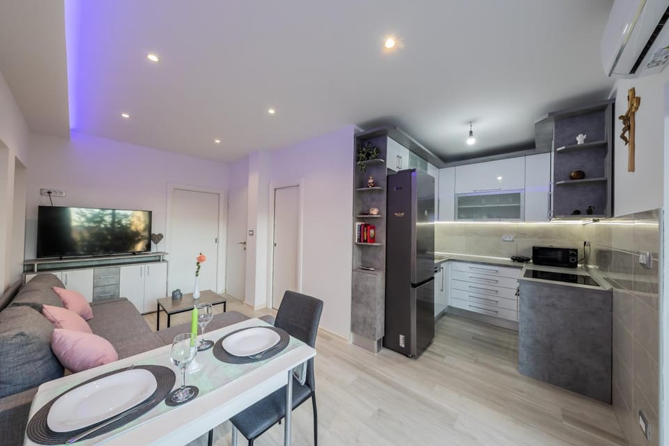 TV and multimedia, Kitchen or kitchenette, Living room, Seating area, Dining area, minibar, pet friendly, stove