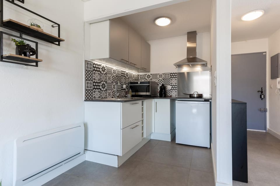 Kitchen or kitchenette, minibar, stove