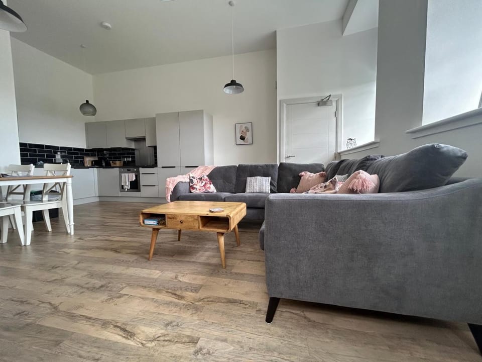 TV and multimedia, Kitchen or kitchenette, Living room, Seating area, Dining area