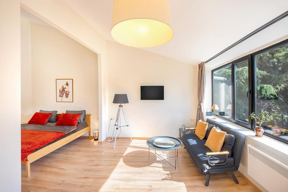 Bed, Seating area