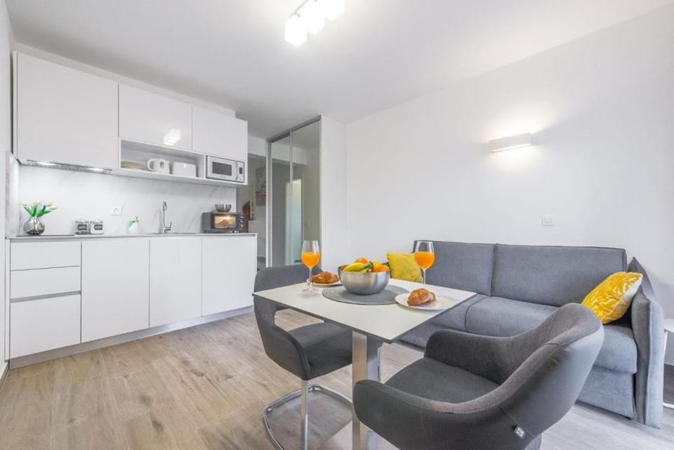 Kitchen or kitchenette, Living room, Seating area, minibar, pet friendly