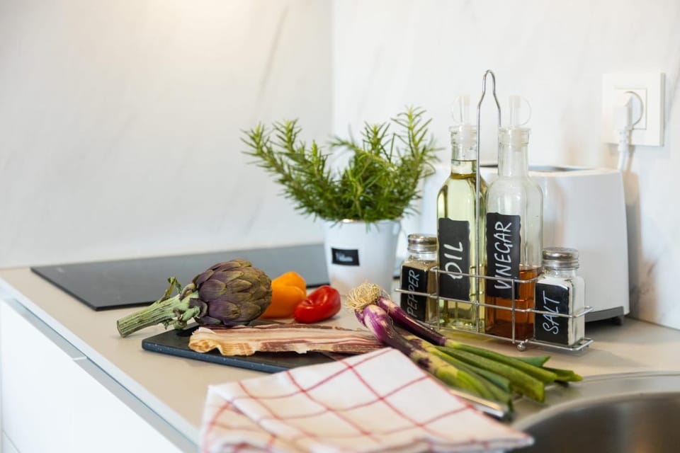 Kitchen or kitchenette, Food and drinks