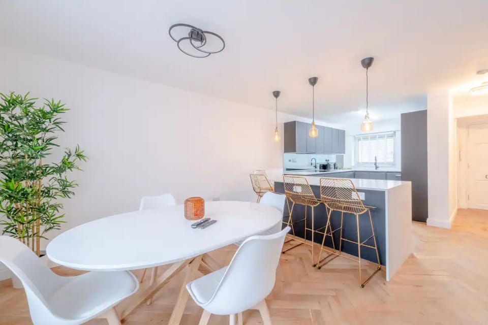 Central 3BD Flat with Balcony in Paddington Apartment in City of Westminster