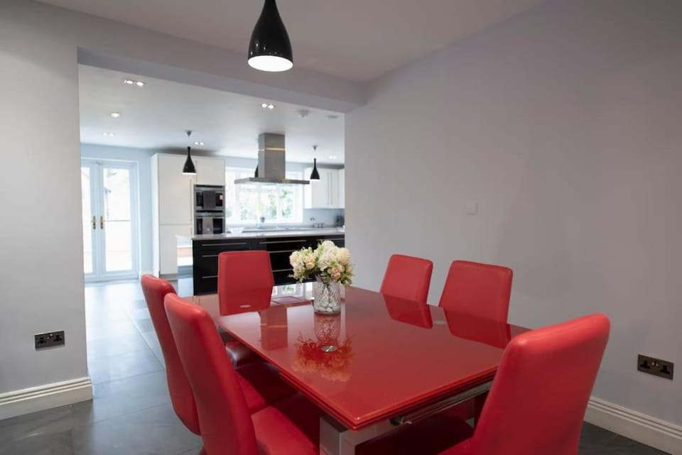 Luxury 6 bedroom house with parking - Northwood House in Pinner