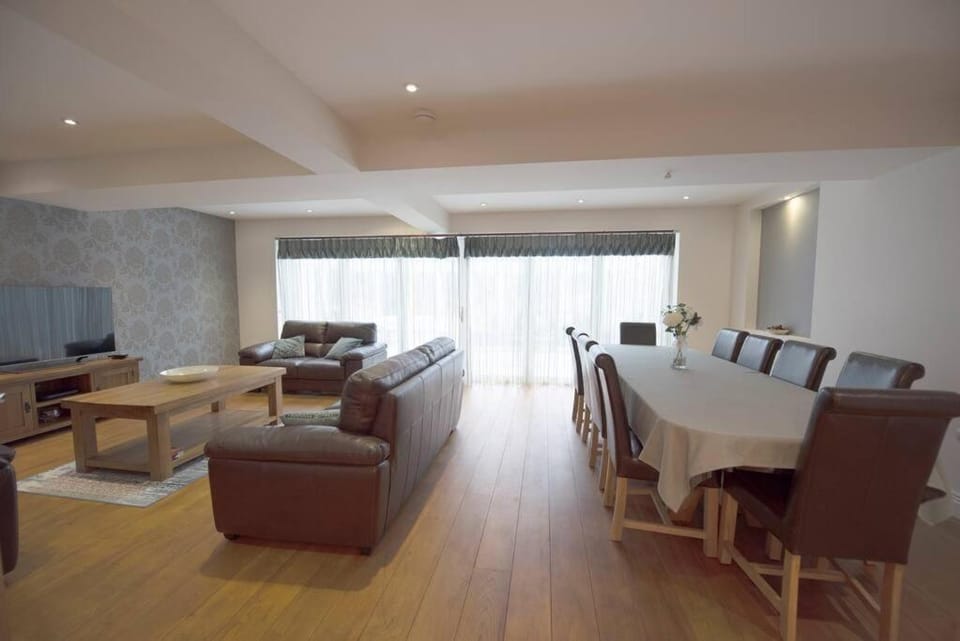 Luxury 6 bedroom house with parking - Northwood House in Pinner