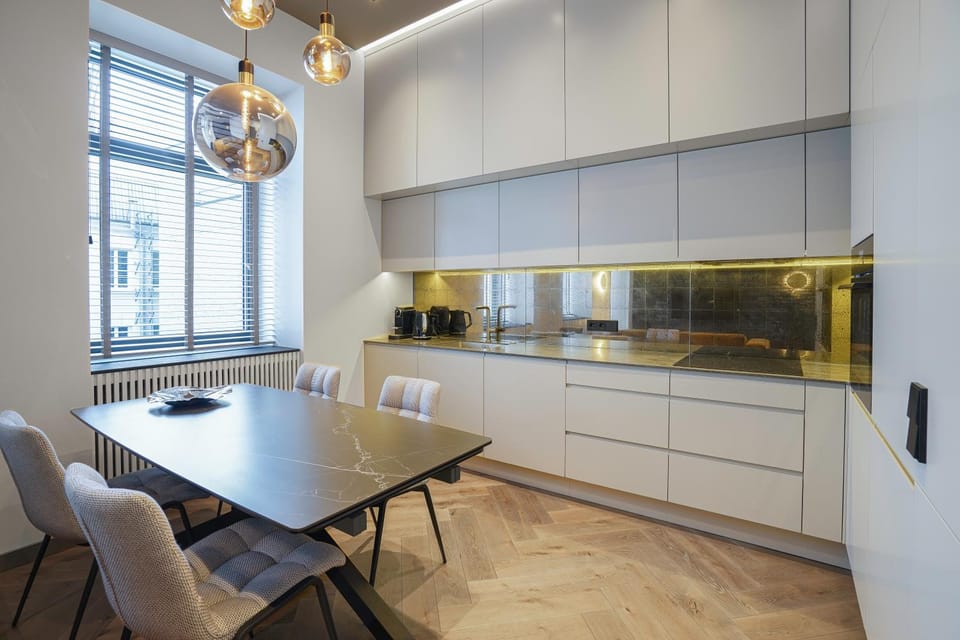 Kitchen or kitchenette, Dining area