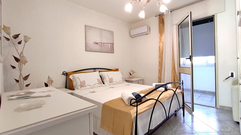 Bed, Bedroom, air conditioner