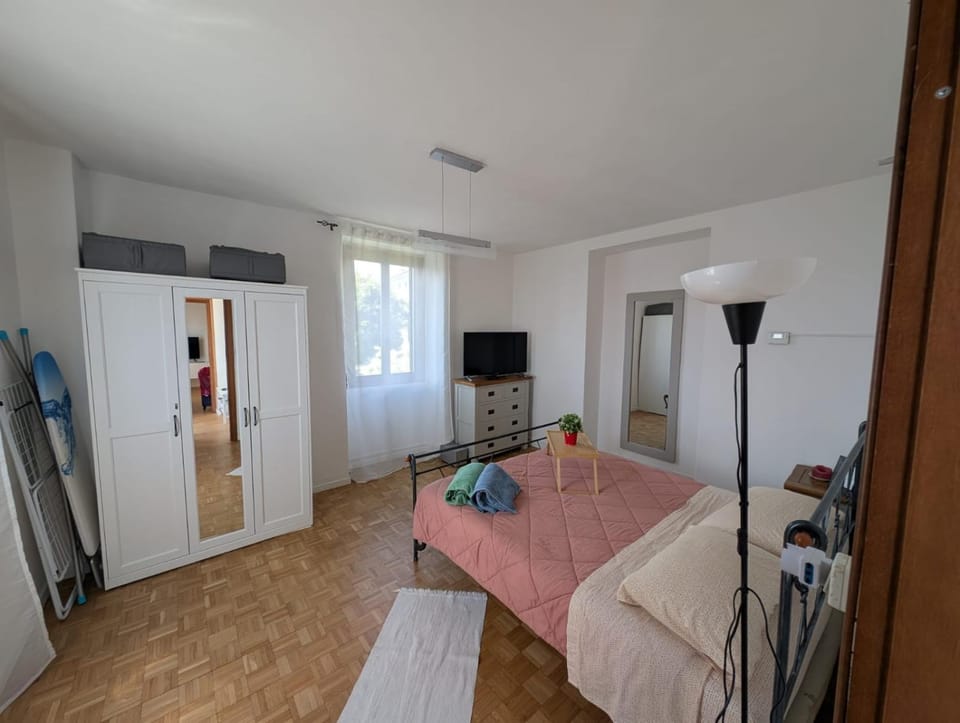 Photo of the whole room, Bedroom, wardrobe