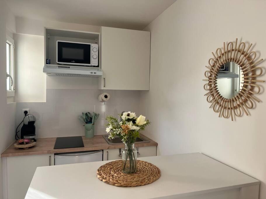 Kitchen or kitchenette, minibar