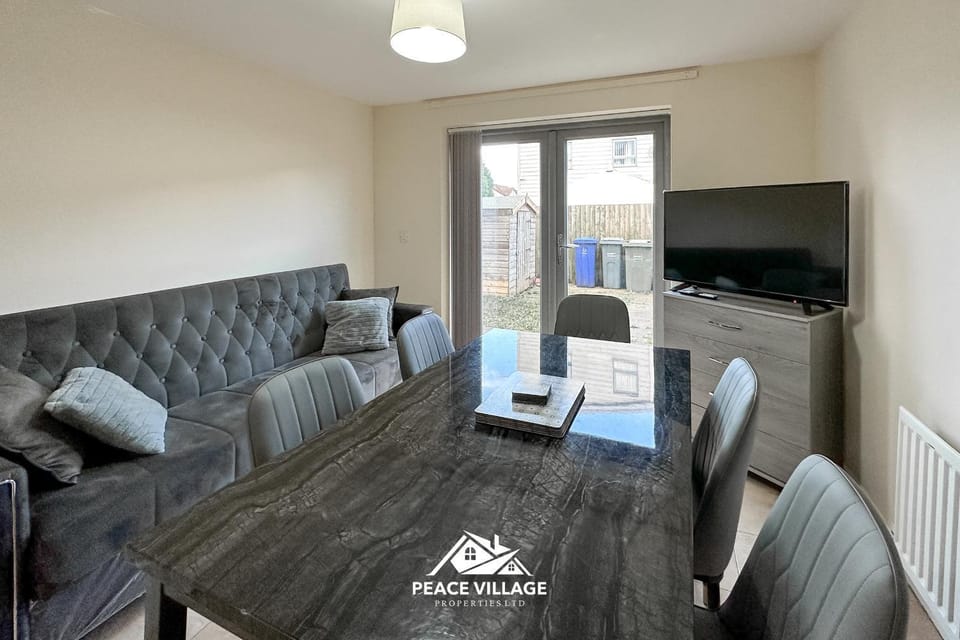 TV and multimedia, Living room, Seating area, Dining area