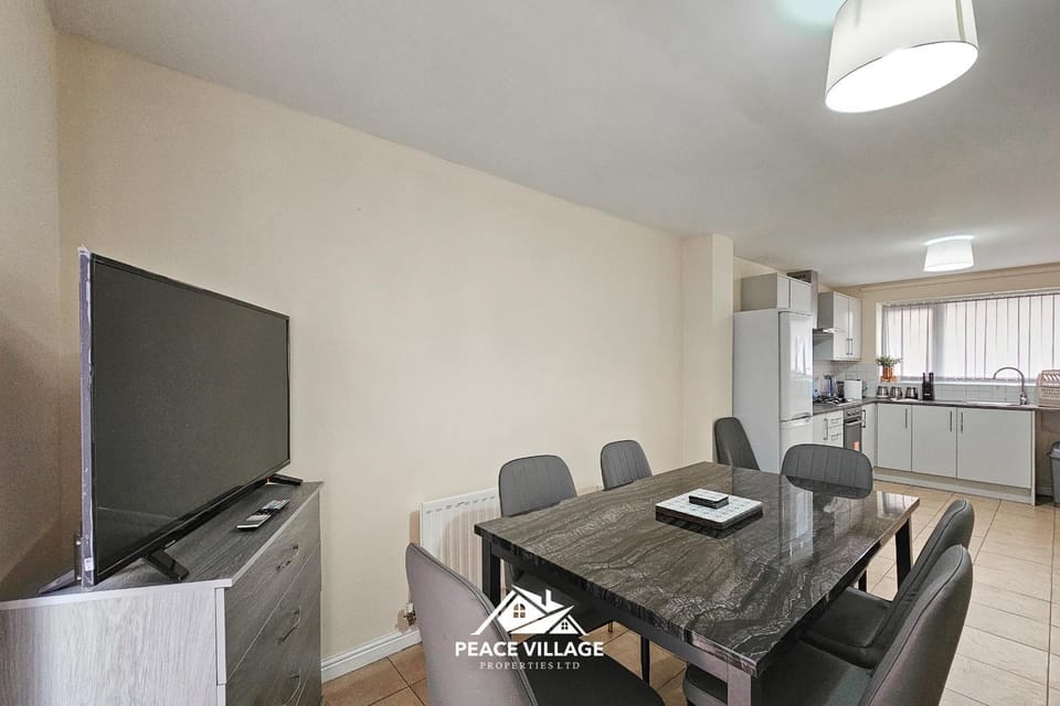 TV and multimedia, Seating area, Dining area, kitchen