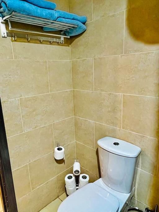 Toilet, towels