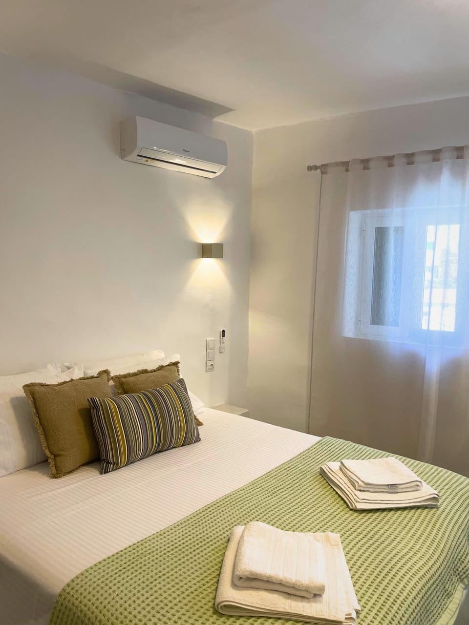 Bed, Bedroom, air conditioner