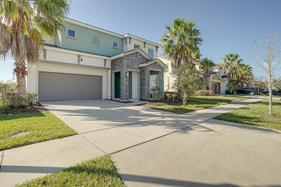 #371-Stunning 6 bed with modern decor, south facing pool and spa overlooking water Villa in Kissimmee