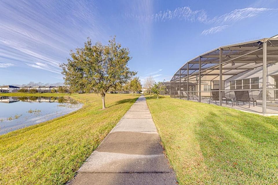 #371-Stunning 6 bed with modern decor, south facing pool and spa overlooking water Villa in Kissimmee