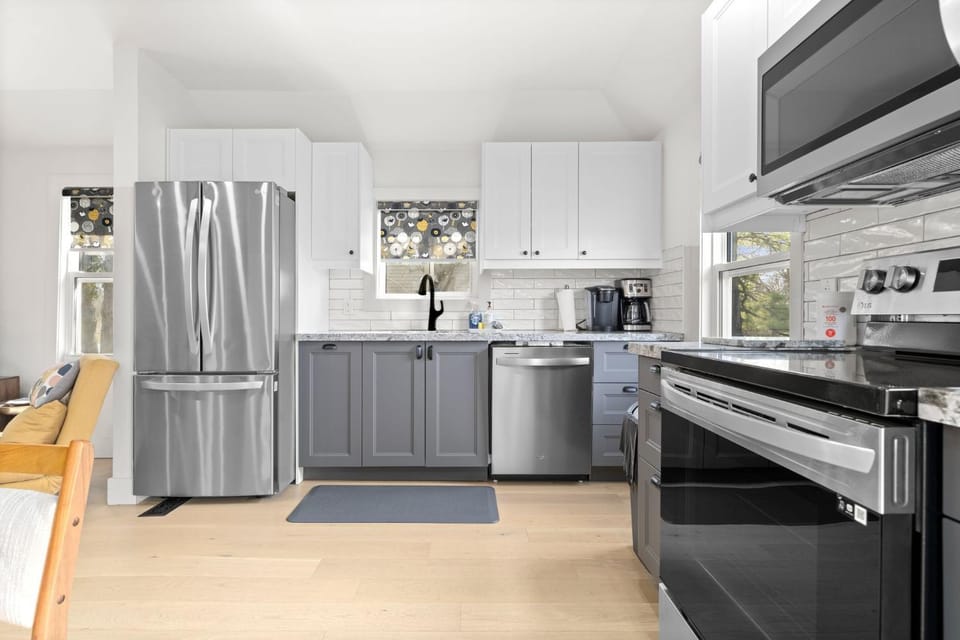 Kitchen or kitchenette, Dining area, dishwasher, oven, pet friendly, stove, toaster