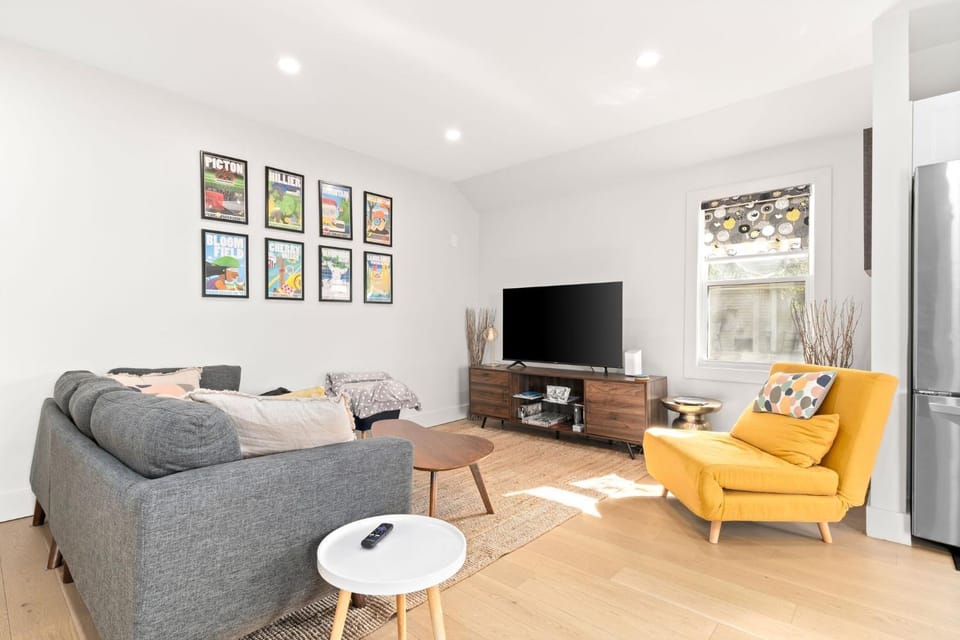Communal lounge/ TV room, TV and multimedia, Living room, Seating area, Evening entertainment