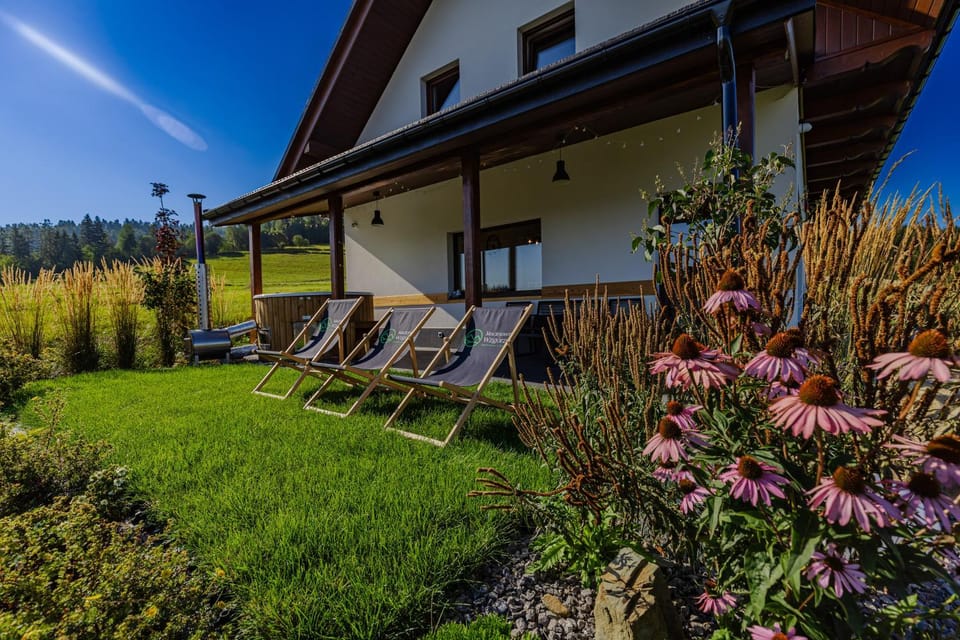 Property building, Spring, Day, Natural landscape, Garden, Garden view, sunbed
