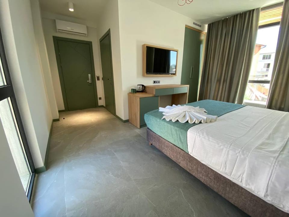 Bed, TV and multimedia, Photo of the whole room, Bedroom, towels, wardrobe