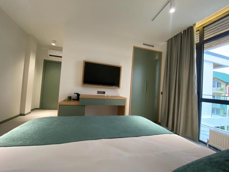 Bed, TV and multimedia, Photo of the whole room, Bedroom, hair dresser