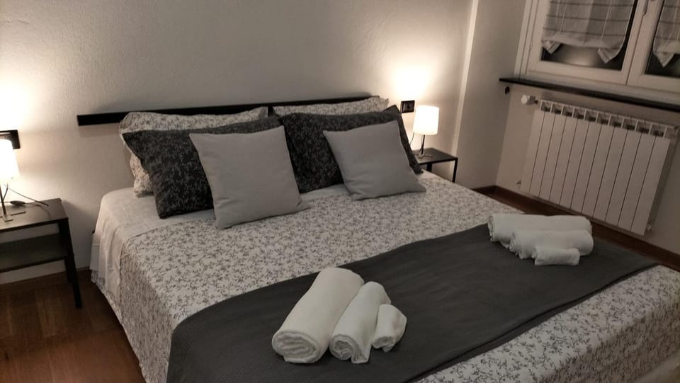 Bed, Bedroom, internet, towels
