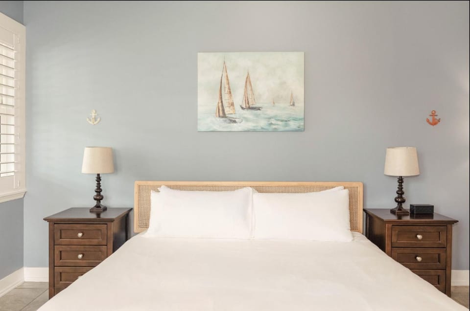 Bed, Decorative detail, Bedroom