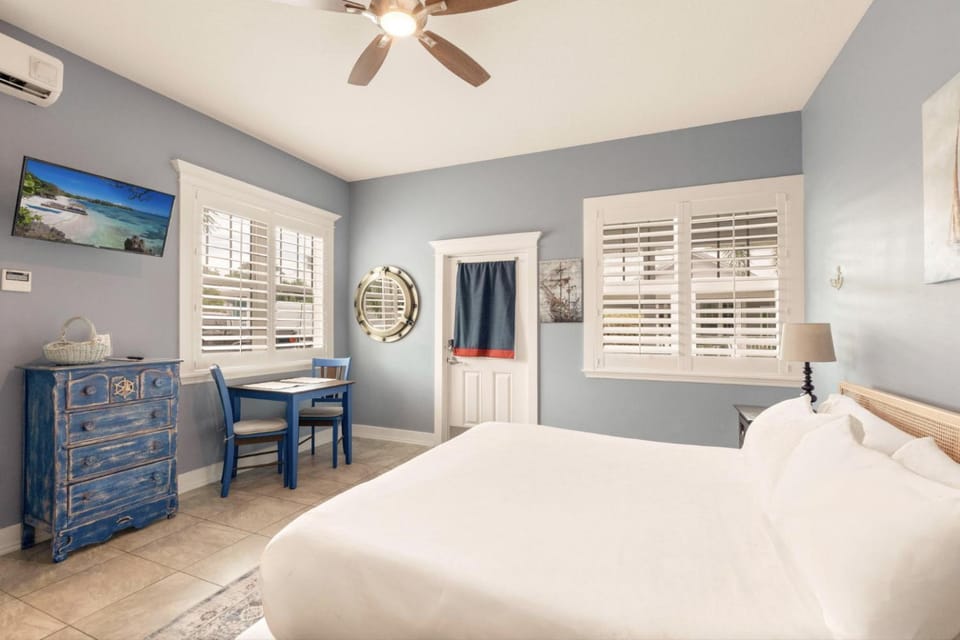 Bed, TV and multimedia, Seating area, Bedroom