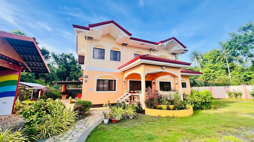 Transient villa with cozy garden, billiard & bar Vacation rental in Puerto Princesa