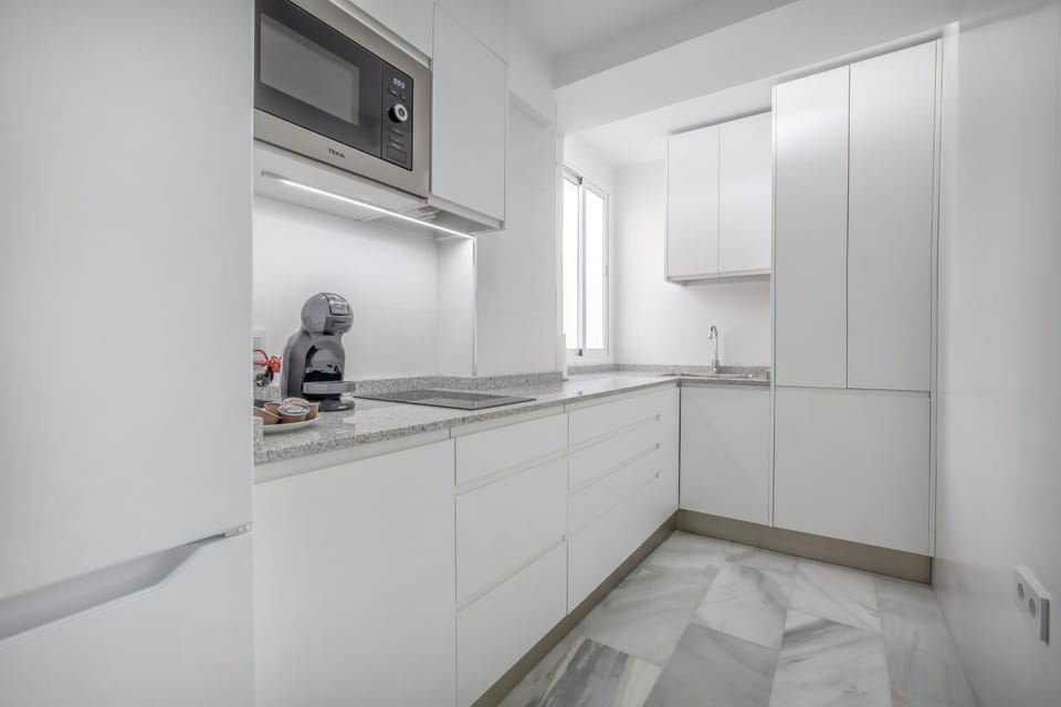 Coffee/tea facilities, Kitchen or kitchenette, minibar, stove