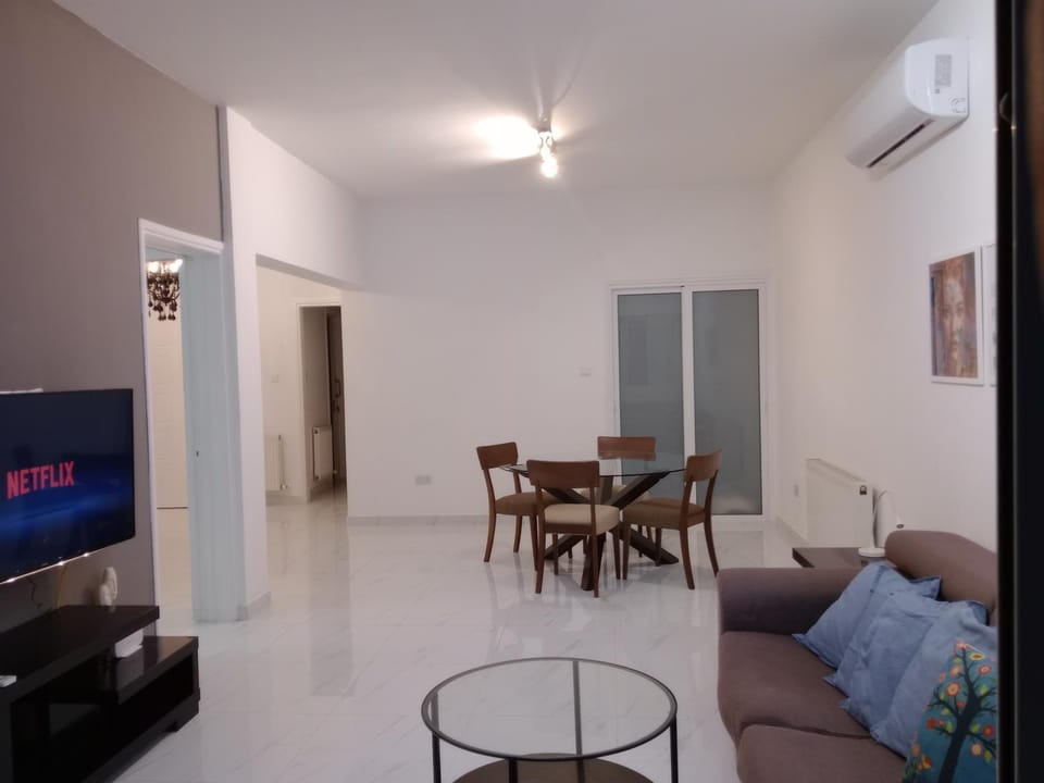 TV and multimedia, Living room, Seating area, Dining area, fireplace, air conditioner