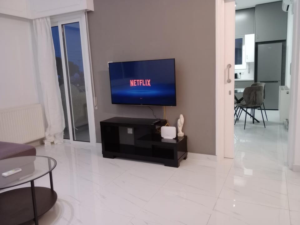 Communal lounge/ TV room, TV and multimedia, Living room, Seating area, Evening entertainment
