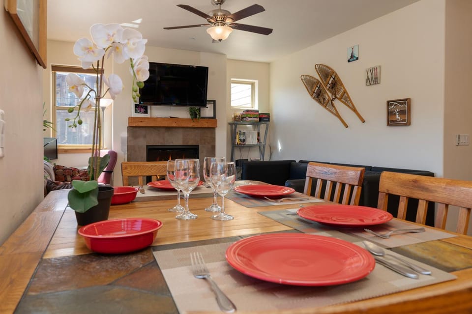 TV and multimedia, Living room, Dining area, fireplace, furniture