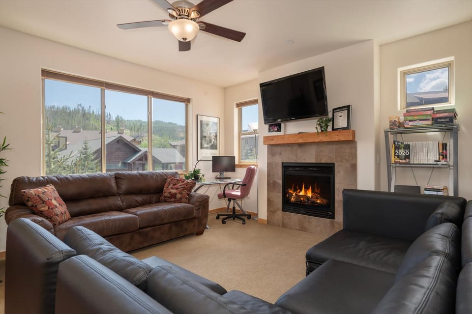 TV and multimedia, View (from property/room), Living room, Mountain view, fireplace, furniture