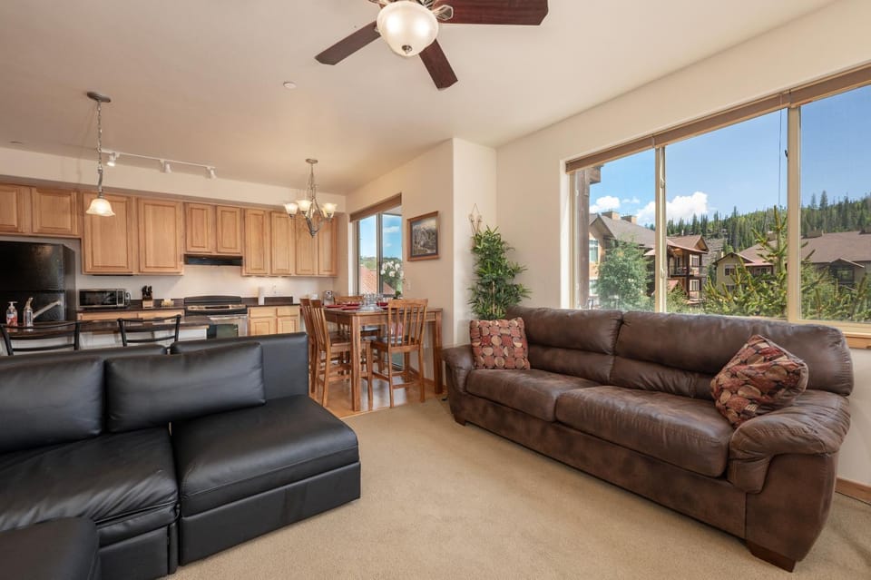 Day, TV and multimedia, View (from property/room), Kitchen or kitchenette, Living room, Dining area, Mountain view, furniture
