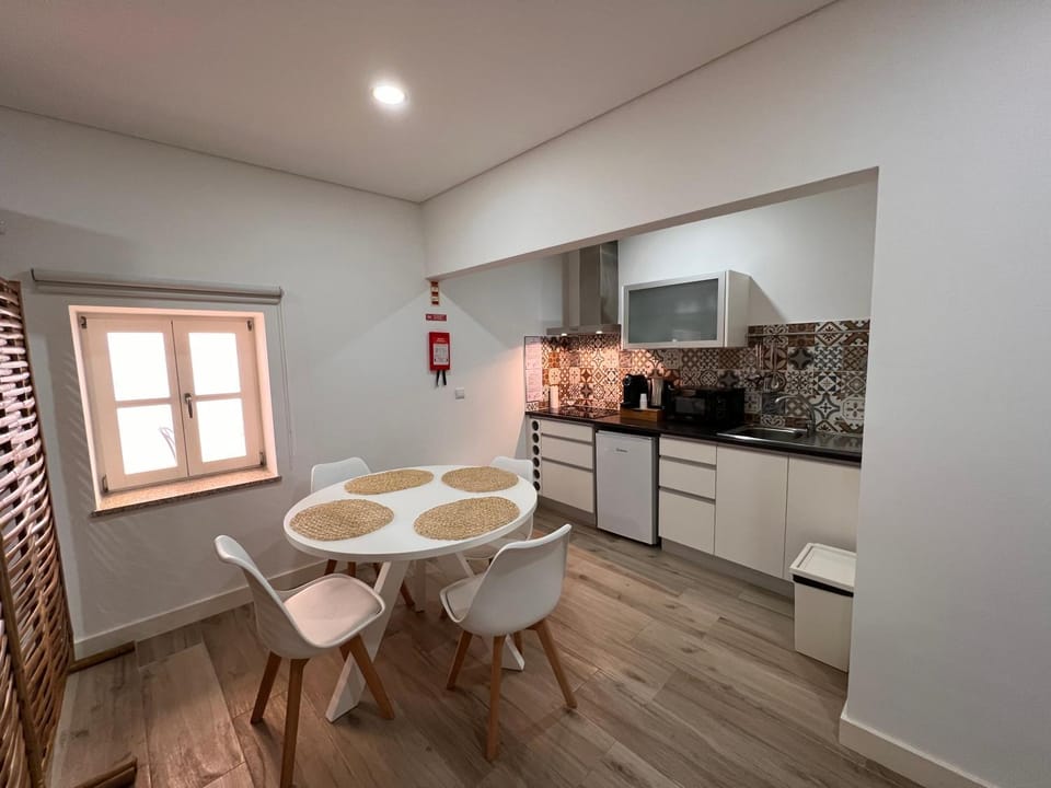 Coffee/tea facilities, Kitchen or kitchenette, Seating area, Dining area