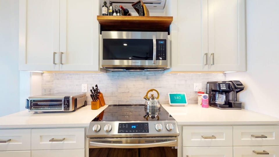 Coffee/tea facilities, minibar, stove, toaster, kitchen