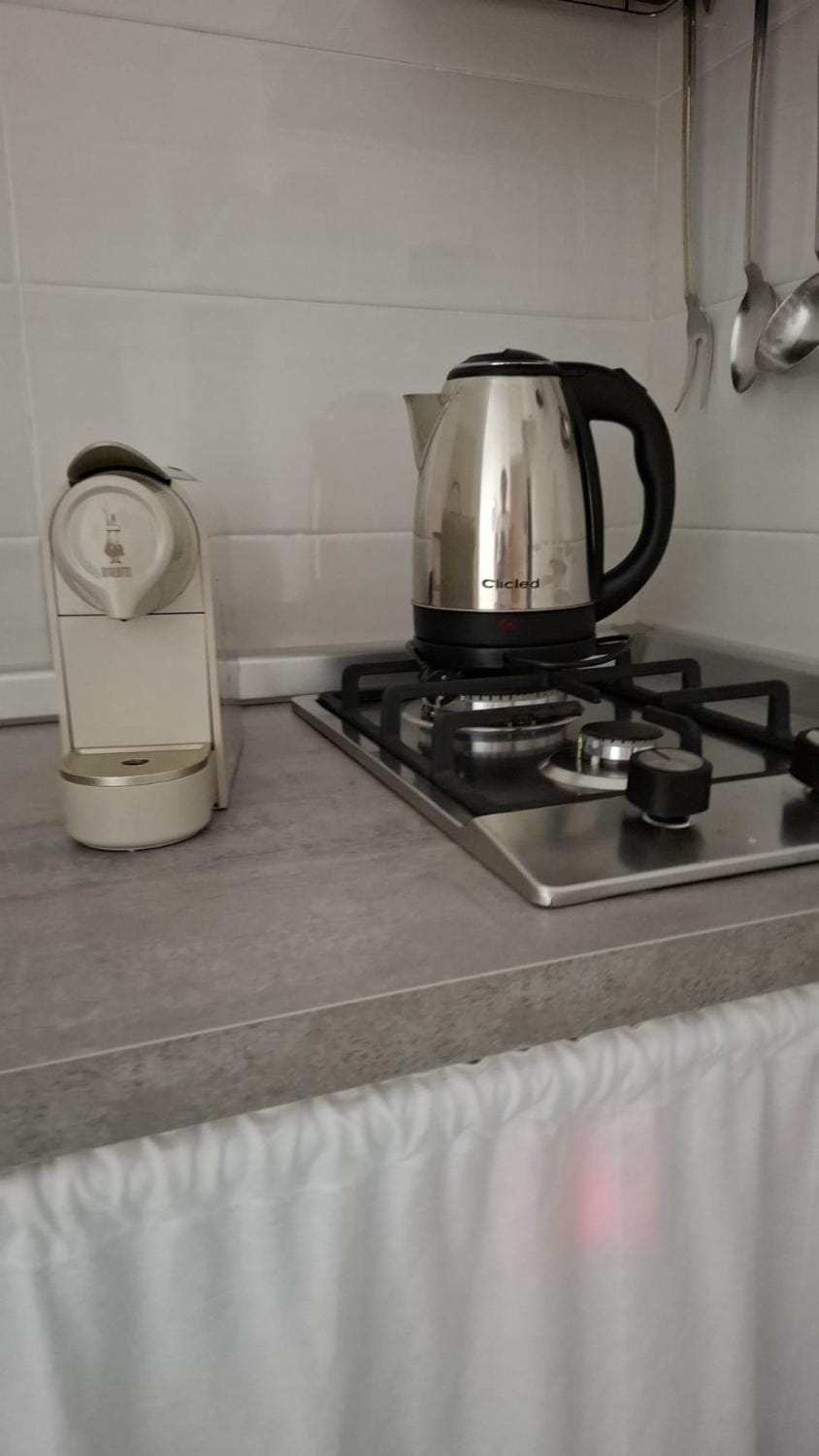 Coffee/tea facilities, Kitchen or kitchenette, stove