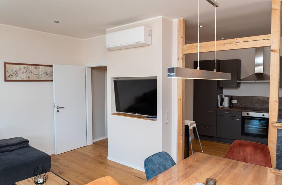 TV and multimedia, Kitchen or kitchenette, Living room, Dining area, oven, stove, air conditioner
