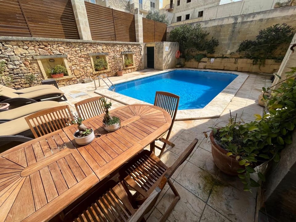 Dining area, Swimming pool, sunbed