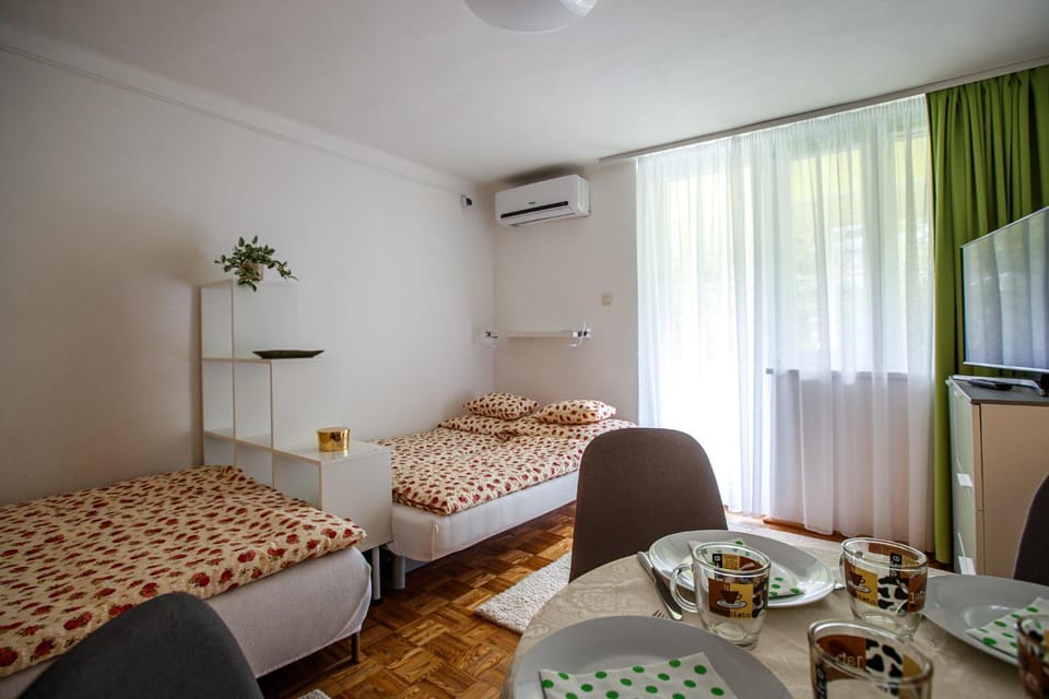 Bed, Bedroom, air conditioner