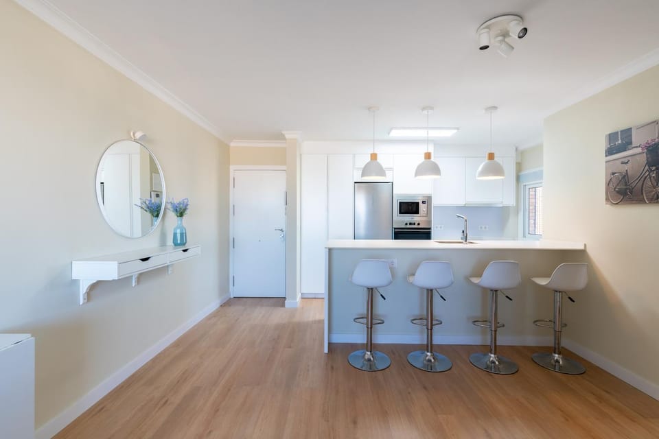 Kitchen or kitchenette, Living room, minibar, pet friendly