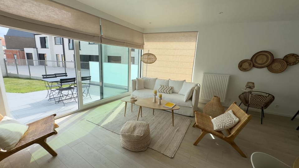 Patio, Living room