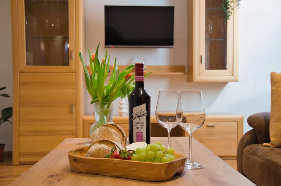 TV and multimedia, Living room, Food and drinks