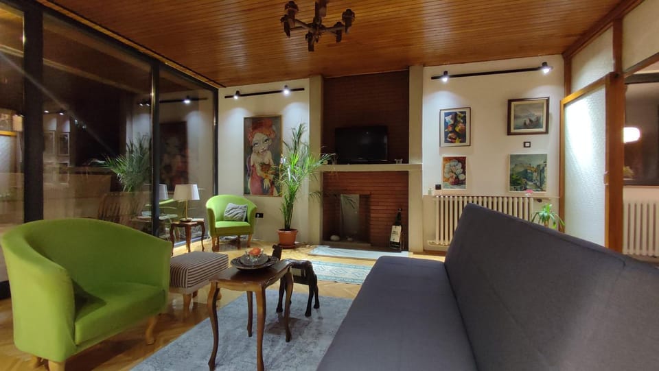 TV and multimedia, Living room, Seating area, Evening entertainment