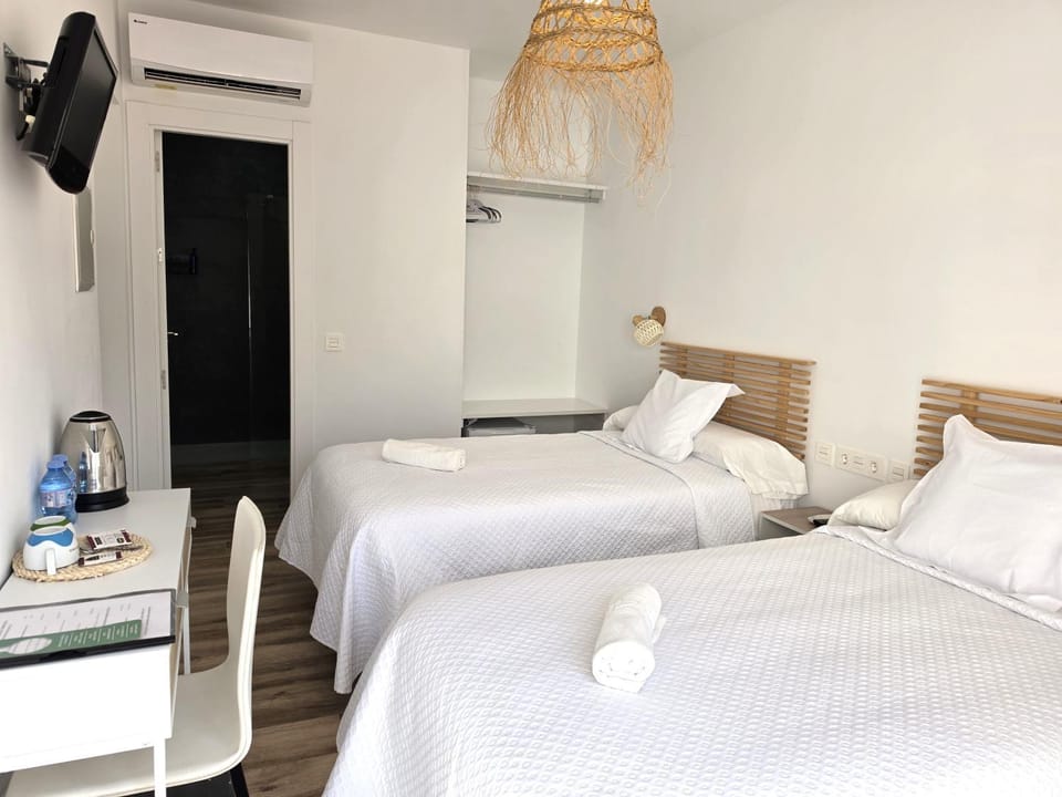 HOSTAL CASA EMILIO Bed and Breakfast in Comarca Metropolitana de Almería