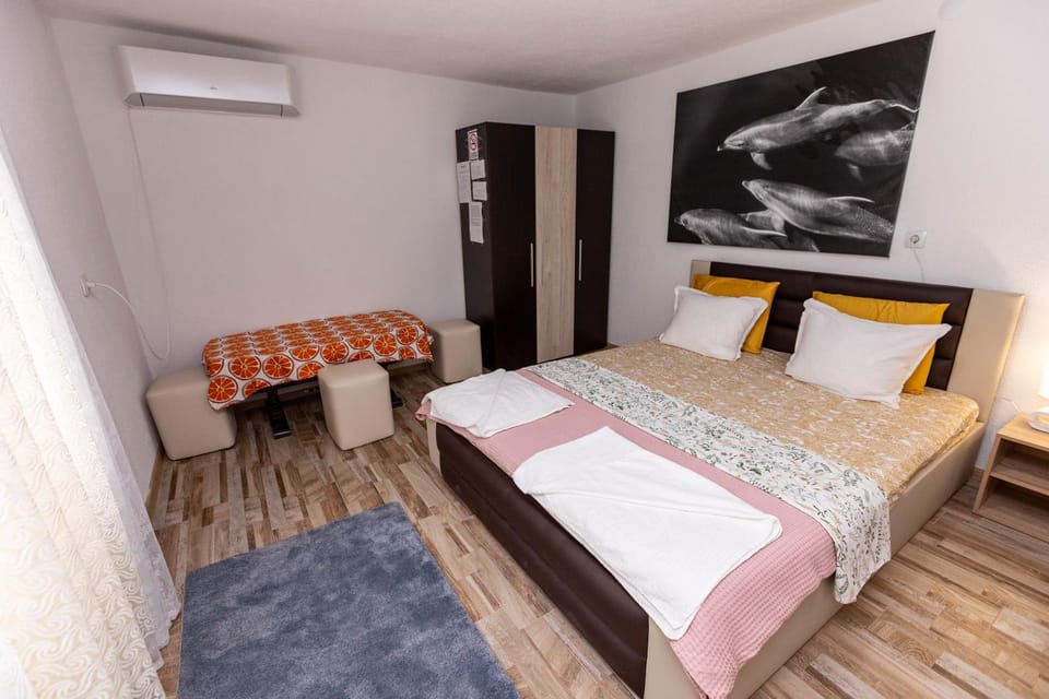 Bed, Bedroom, towels, air conditioner