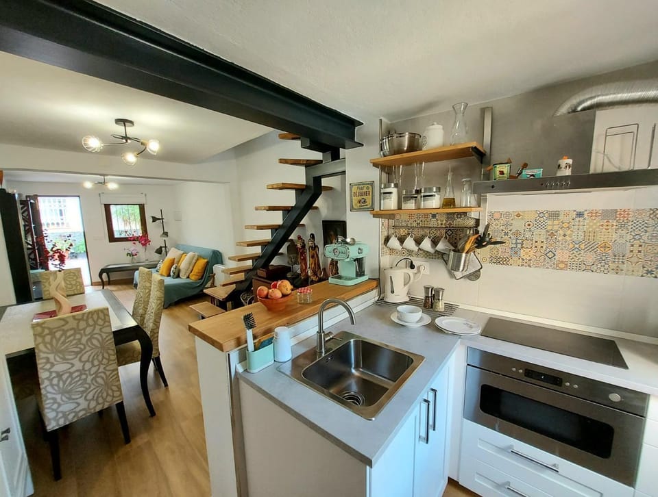 Kitchen or kitchenette, Lounge or bar