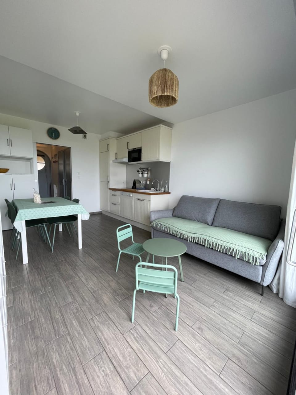 Kitchen or kitchenette, Living room, Seating area, Dining area